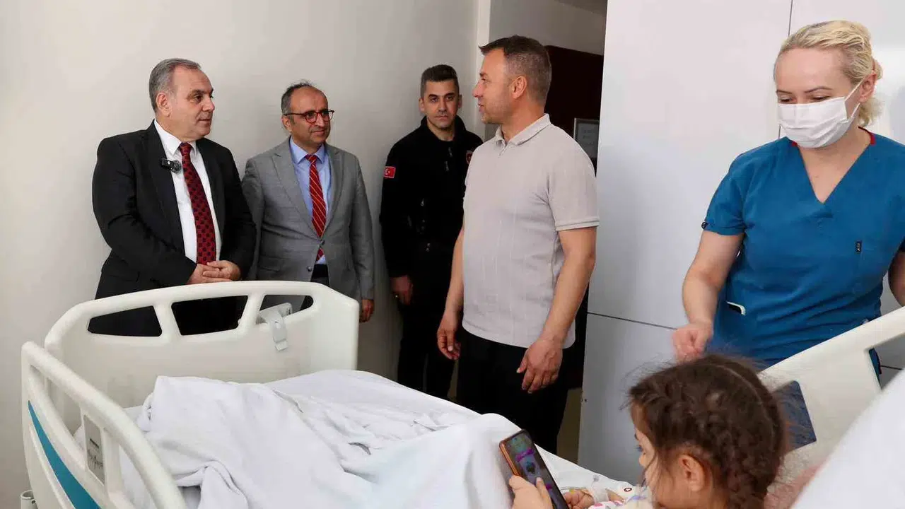 Hastane odalarında bayram coşkusu: Rektör Altun minik hastaları yalnız bırakmadı