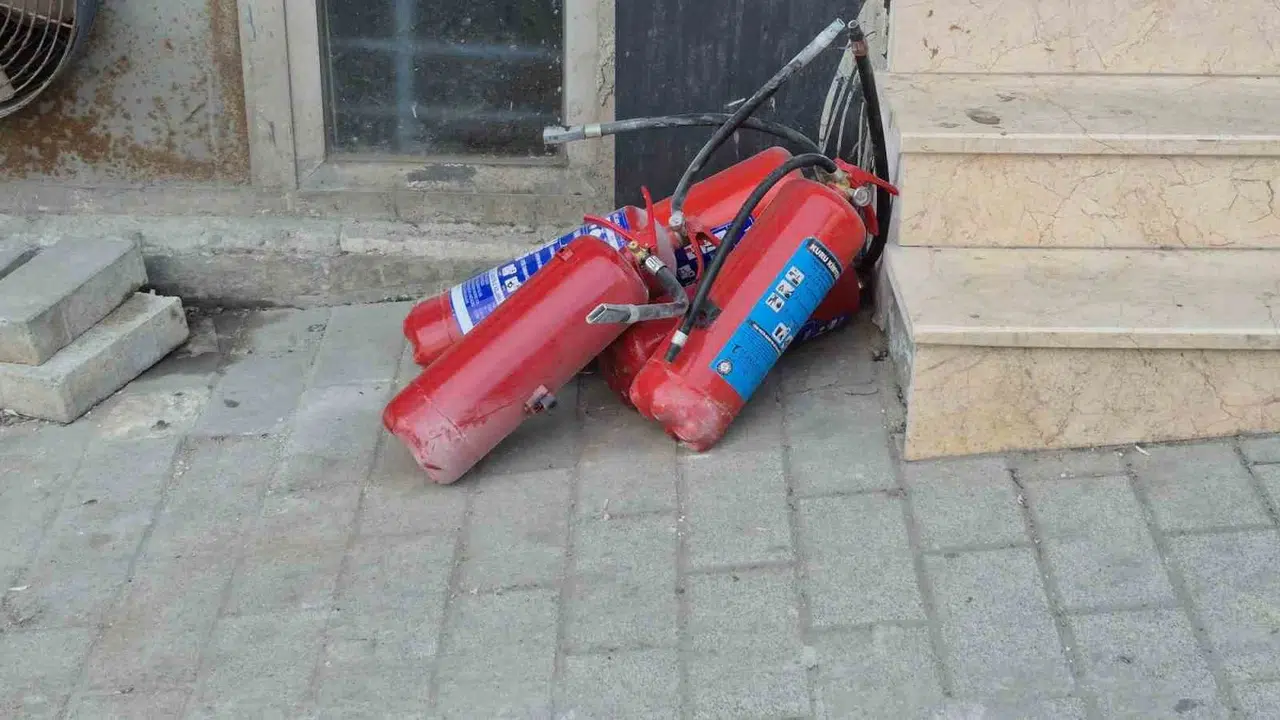 Sultangazi’de alevler 4 katlı binayı sardı: Mahalleli sokağa döküldü