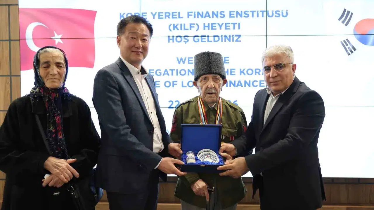 Bağcılar’da duygusal anlar: Koreli heyet karşısında 97 yaşındaki kahramanı görünce gözlerine inanamadı