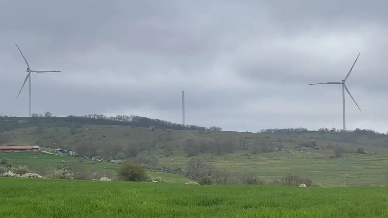 Sınır hattında korku dolu anlar: Şiddetli rüzgar dev türbini kağıt gibi parçaladı