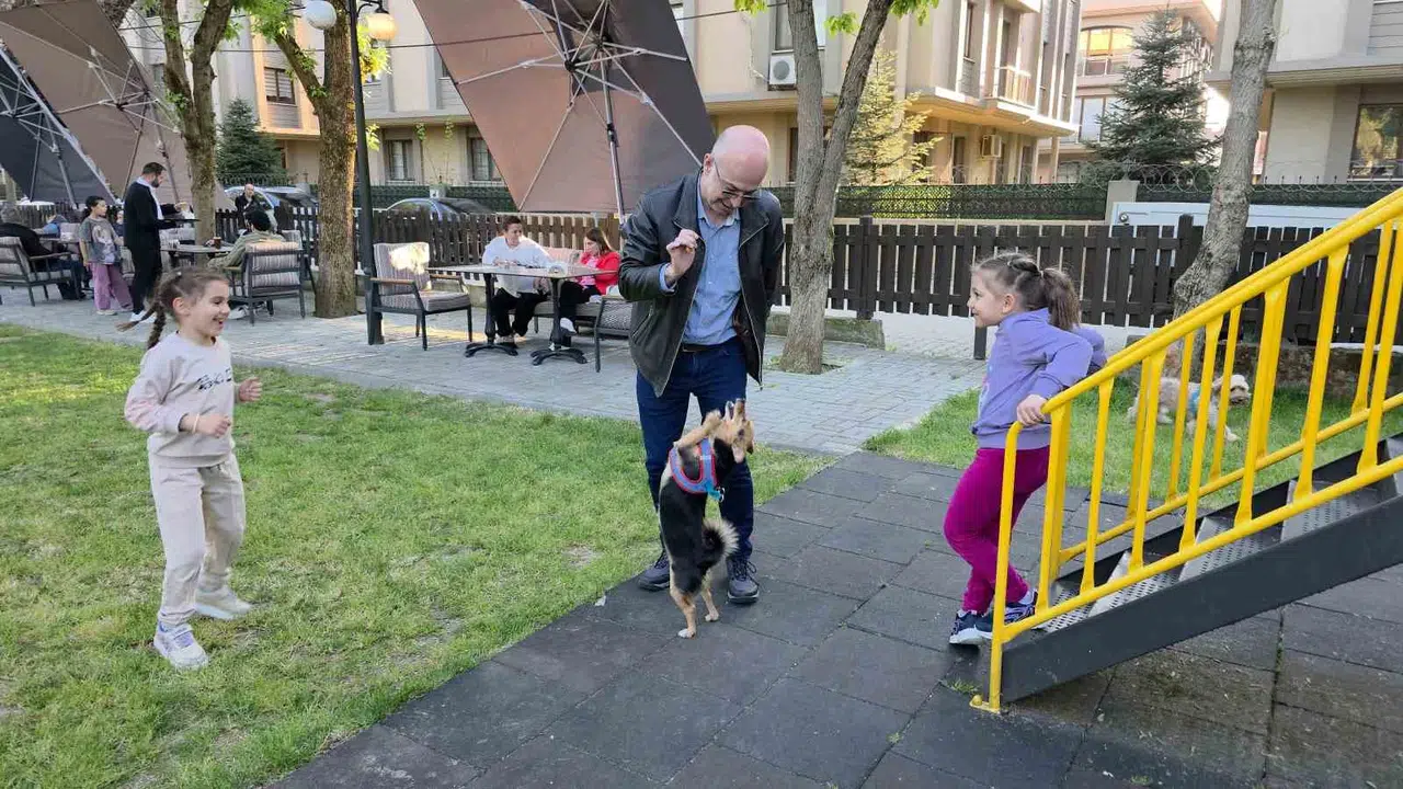 Parkın neşe kaynağı oldu: İnternetten öğrendiği eğitimle çocukların oyun arkadaşına dönüştü