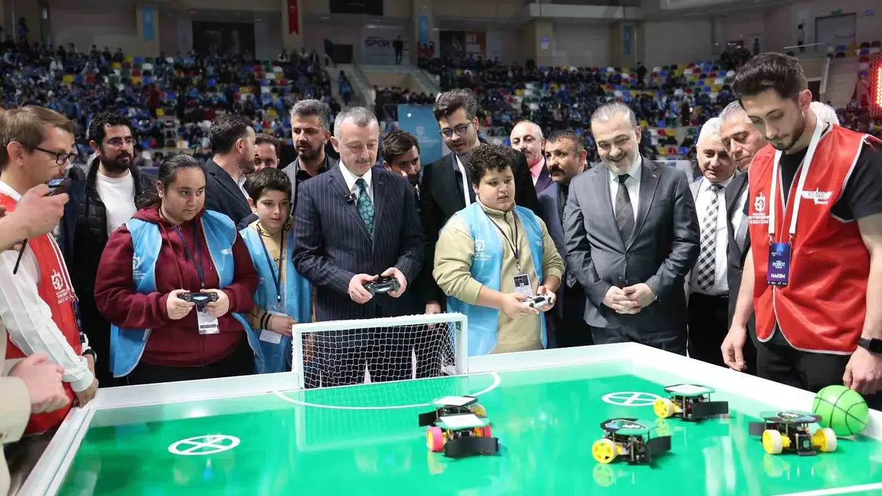 Sahada değil robotik arenada karşı karşıya geldiler: Başkan Büyükakın ve Kocaelisporlu yıldızlar hünerlerini sergiledi