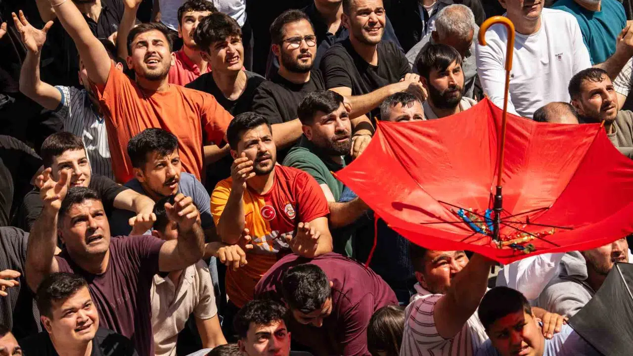 Manisa’da 486 yıllık gelenek: 10 ton mesir macunu için meydanlar doldu taştı