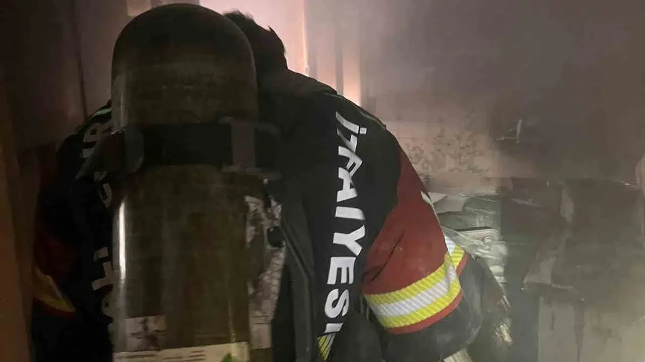 Edremit’te korku dolu anlar: Üç katlı binanın en üst katı alevlere teslim oldu