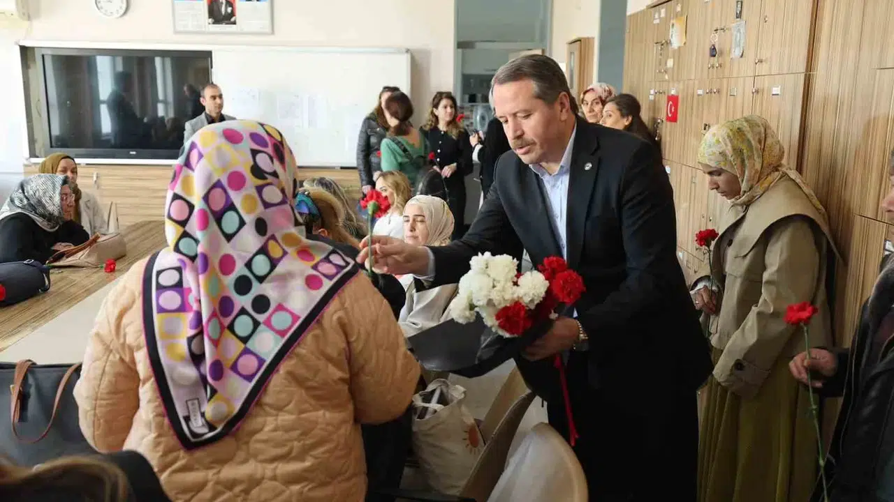 Okullarda şiddete geçit yok: Türkiye genelinde 81 ilde ay yıldızlı bayraklarla ders başı yapıldı