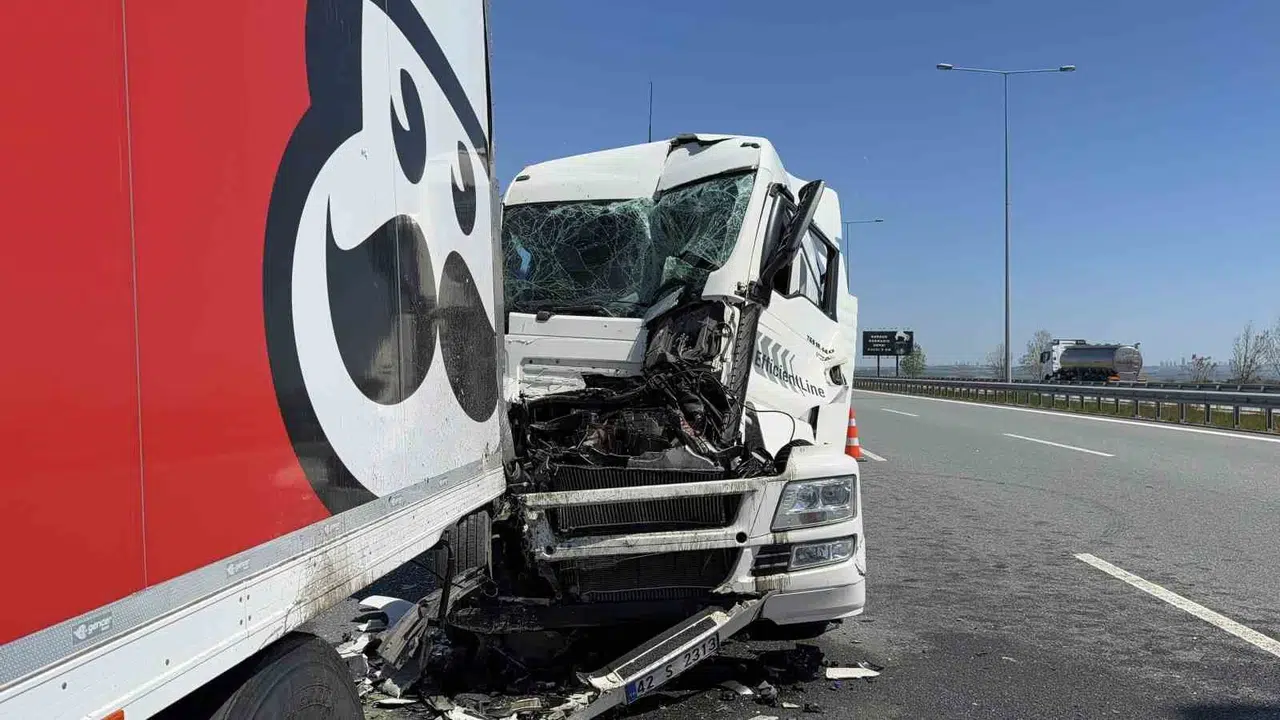Kuzey Marmara Otoyolu’nda dehşet anları: Park halindeki araçlara çarpan tırın sürücüsü araçta sıkıştı