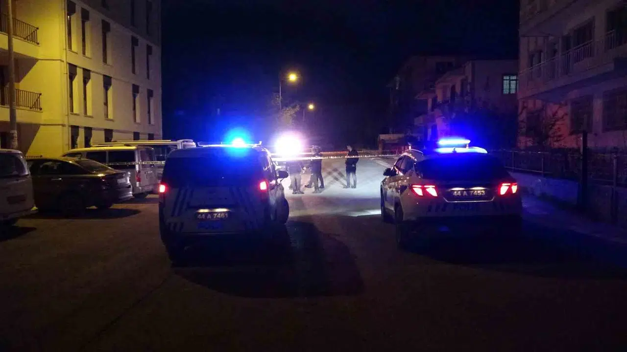 Malatya'da dehşet anları: Evinin önünde kurşunların hedefi oldu