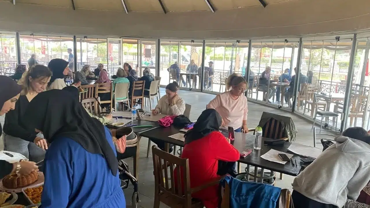 Germencik’te fırçalar sanat için konuşuyor: Belediye kurslarına vatandaşlardan tam not