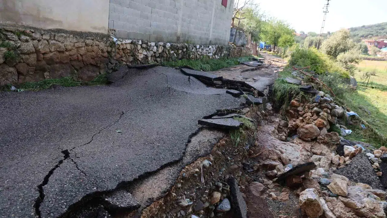 Kozan’da felaketin bilançosu ağır: Sel suları yolları yuttu, dev kayalar yerleşim yerlerine sürüklendi