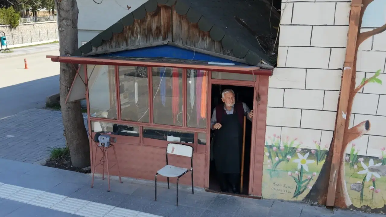 Küçük barakada devasa bir hayat kurdu: 62 yıllık emeğiyle dört evlat büyütüp ev sahibi oldu