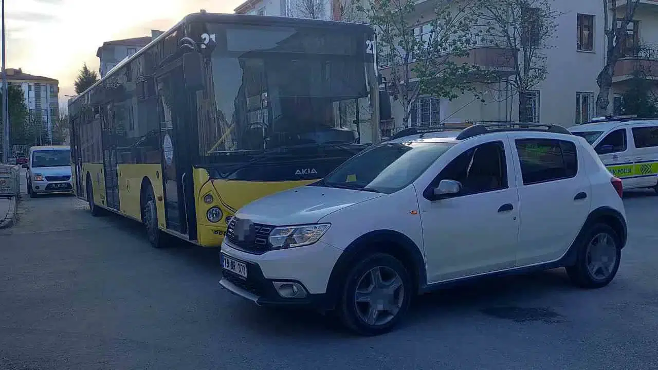 Çorum'da sokak kesişiminde şiddetli çarpışma: 4 yaralı