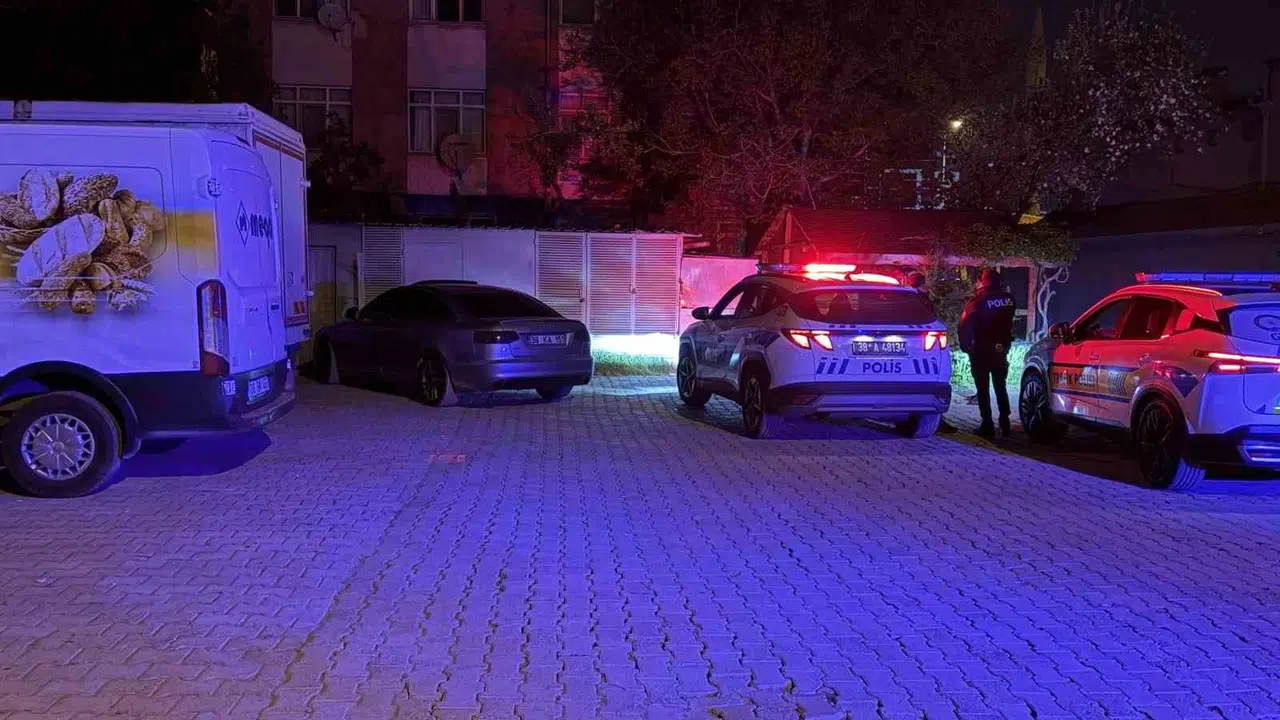 Polis kovalamacası otoparkta bitti: Sürücü kaçtı, 200 bin liralık fatura otomobile kaldı