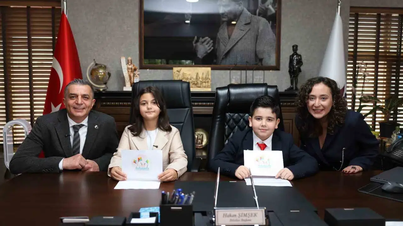 Şehzadeler’de 23 Nisan coşkusu: Başkan koltuğu minik eş başkanlara emanet