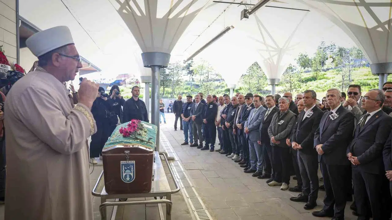 Basın dünyası yasta: Özgür Özel, usta kalem Rahmi Yıldırım’ı son yolculuğuna uğurladı