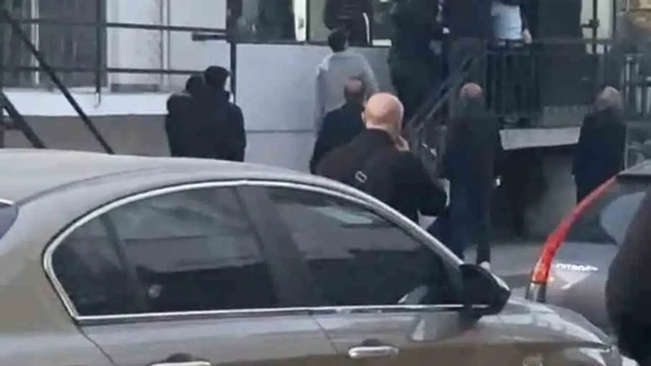 Bursa'da sokak ortasında dehşet anları: Tekmeler havada uçuştu, sopalar konuştu