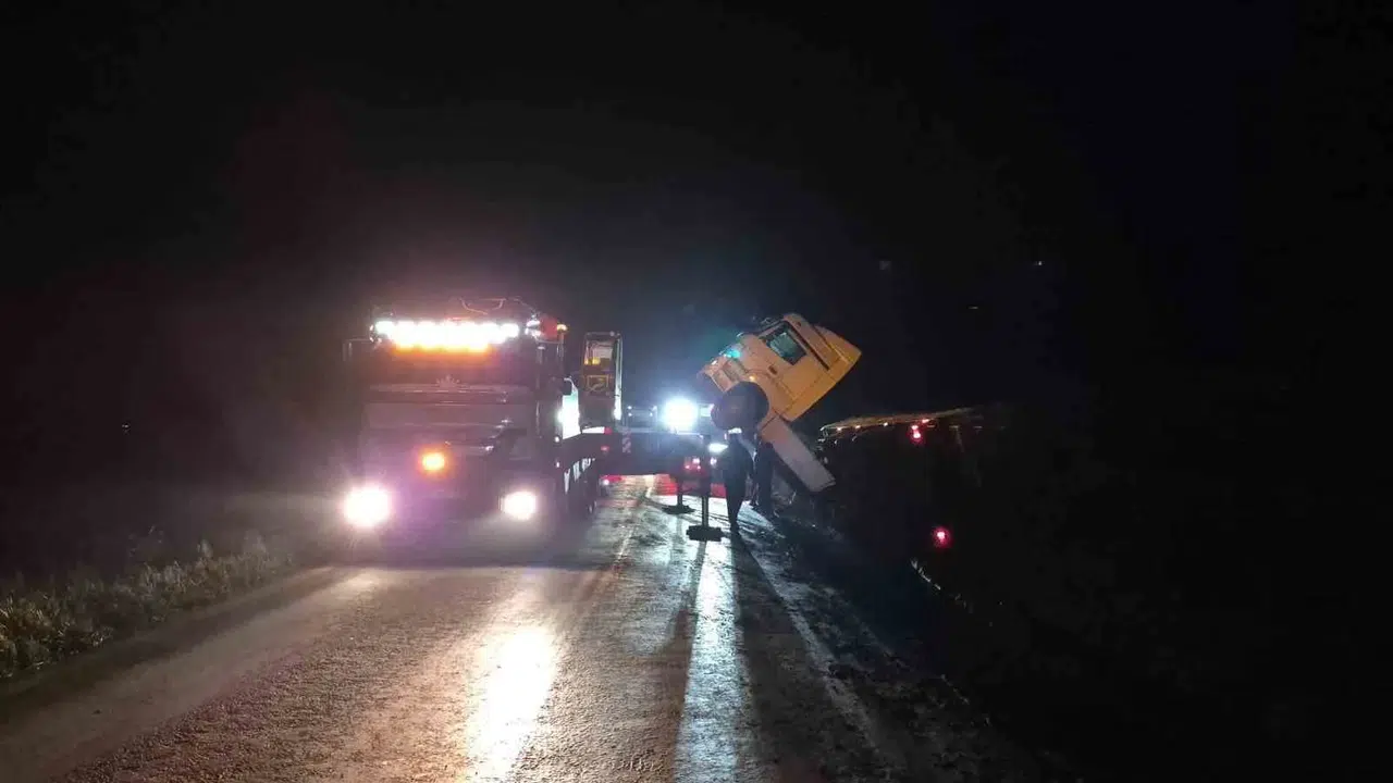 Bilecik’te gece yarısı korkutan kaza: Tır devrildi, yol trafiğe kapandı