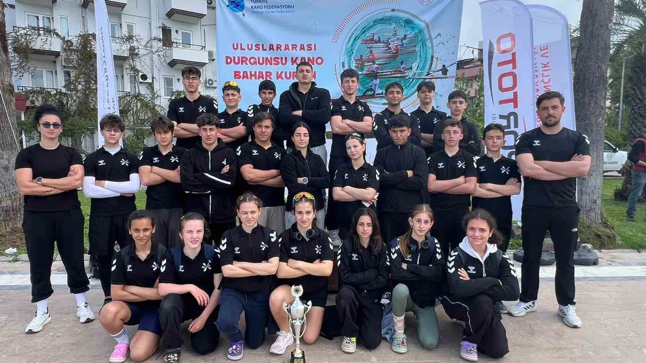 Rize’nin gururu oldular: Köyceğiz’deki kano şöleninde madalyaları topladılar