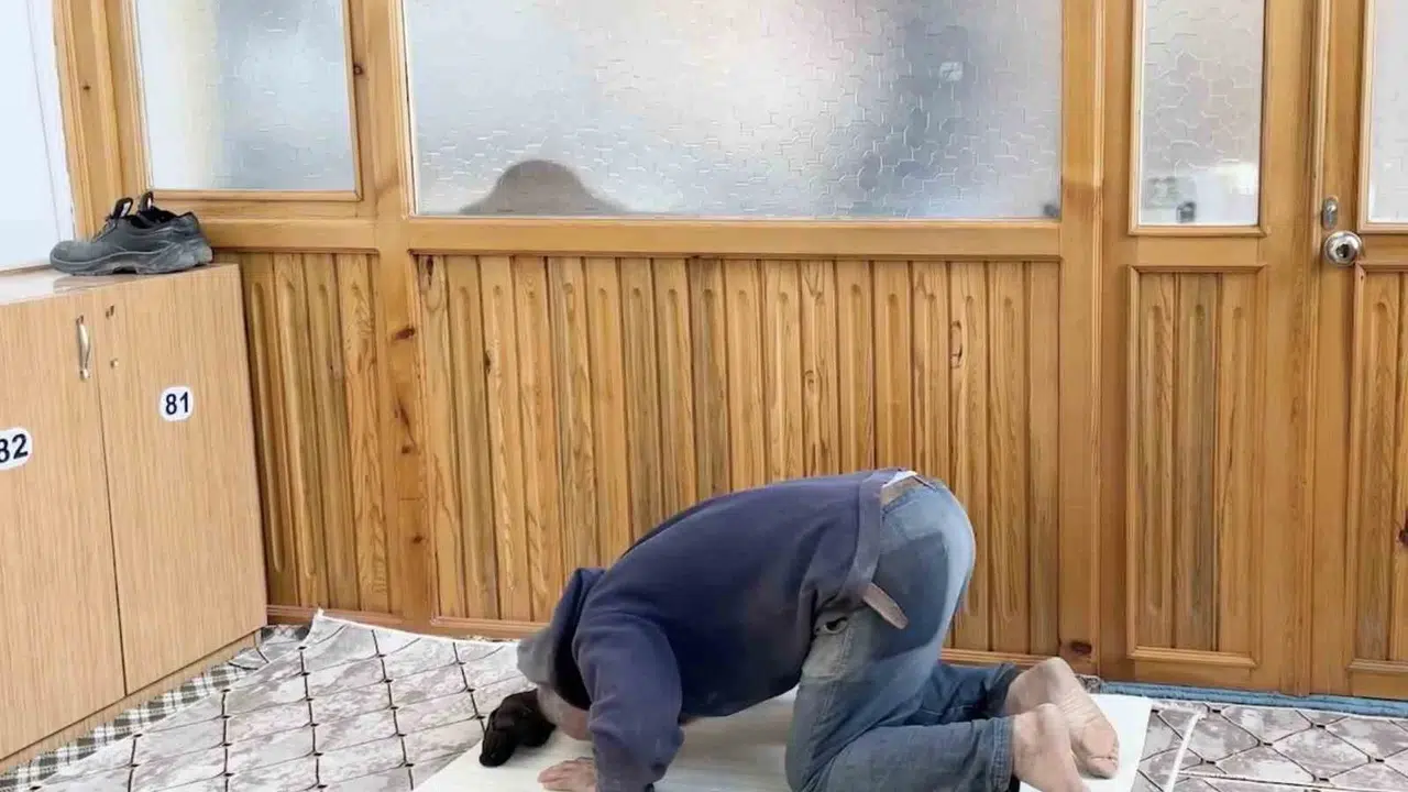 İnşaat tozuna rağmen gönlü tertemiz: Cami halısı kirlenmesin diye nalburdan aldığı malzemeyle saf tuttu