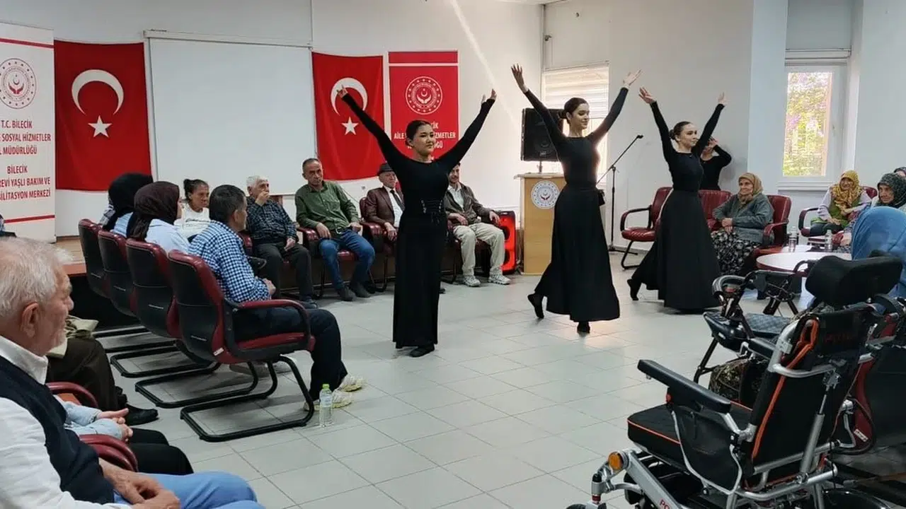 Bilecik'te huzurevi sakinlerine Kafkas rüzgarı: Gençler büyükleriyle buluştu