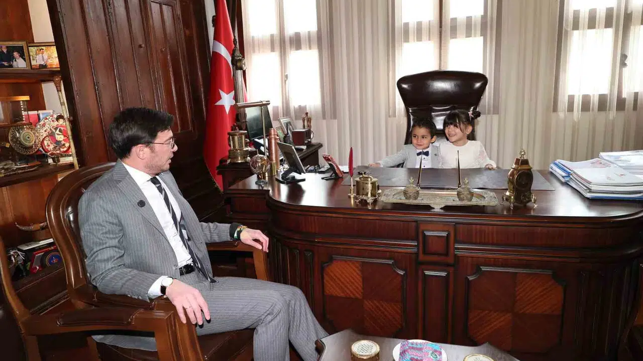 Tokat’ta başkanlık koltuğunun yeni sahipleri minikler oldu: Hayalleriyle şehre yön verdiler