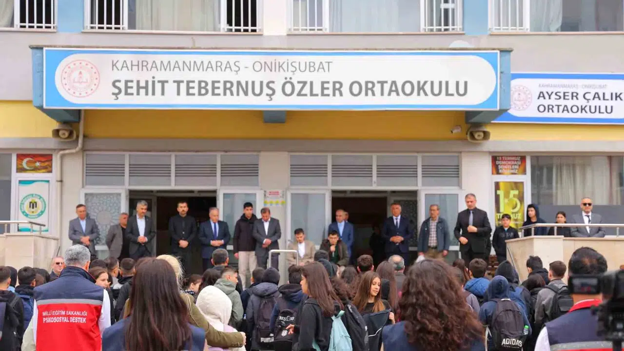 Acı dolu günlerin ardından hüzünlü başlangıç: Veliler çocuklarını gözyaşlarıyla okula uğurladı