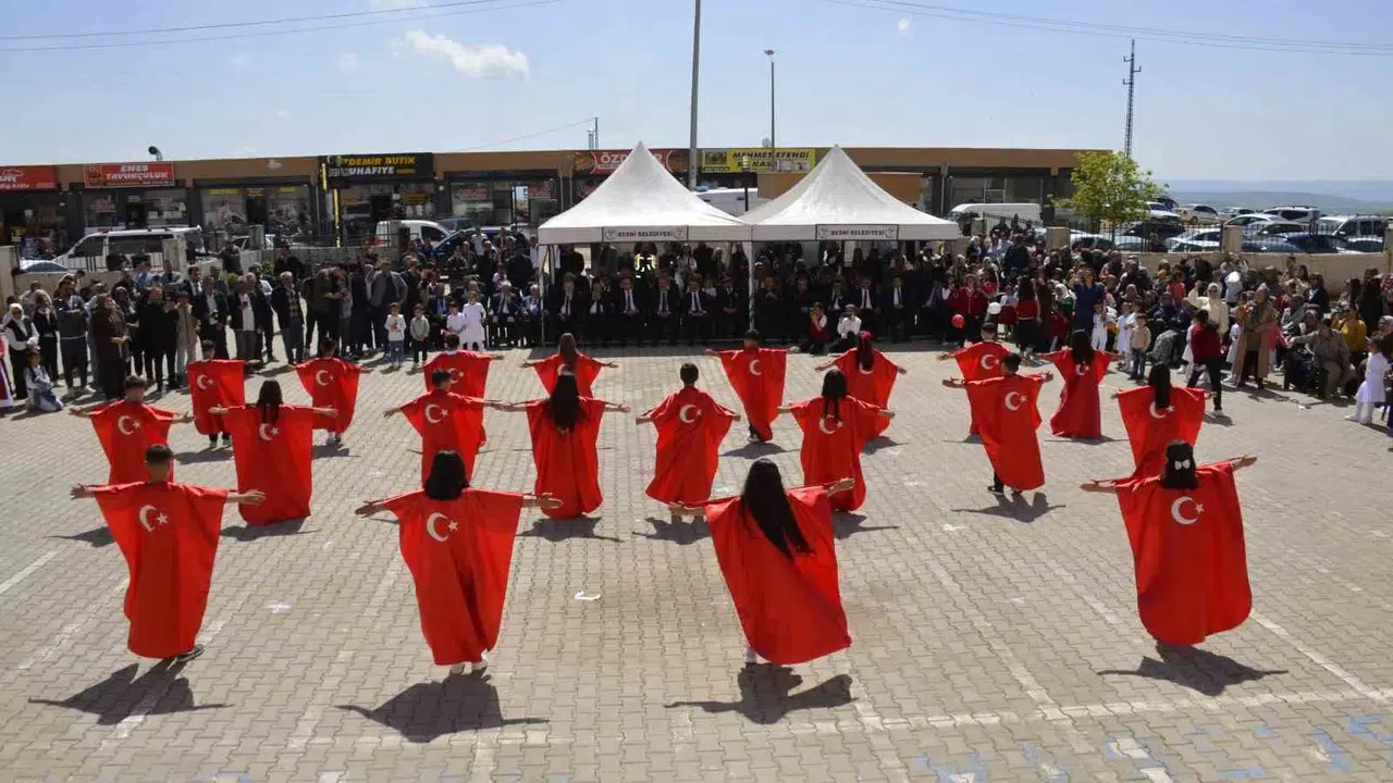 Besni’de bayram havası: Çocukların neşesi gökyüzüne uçurtmalarla taşındı