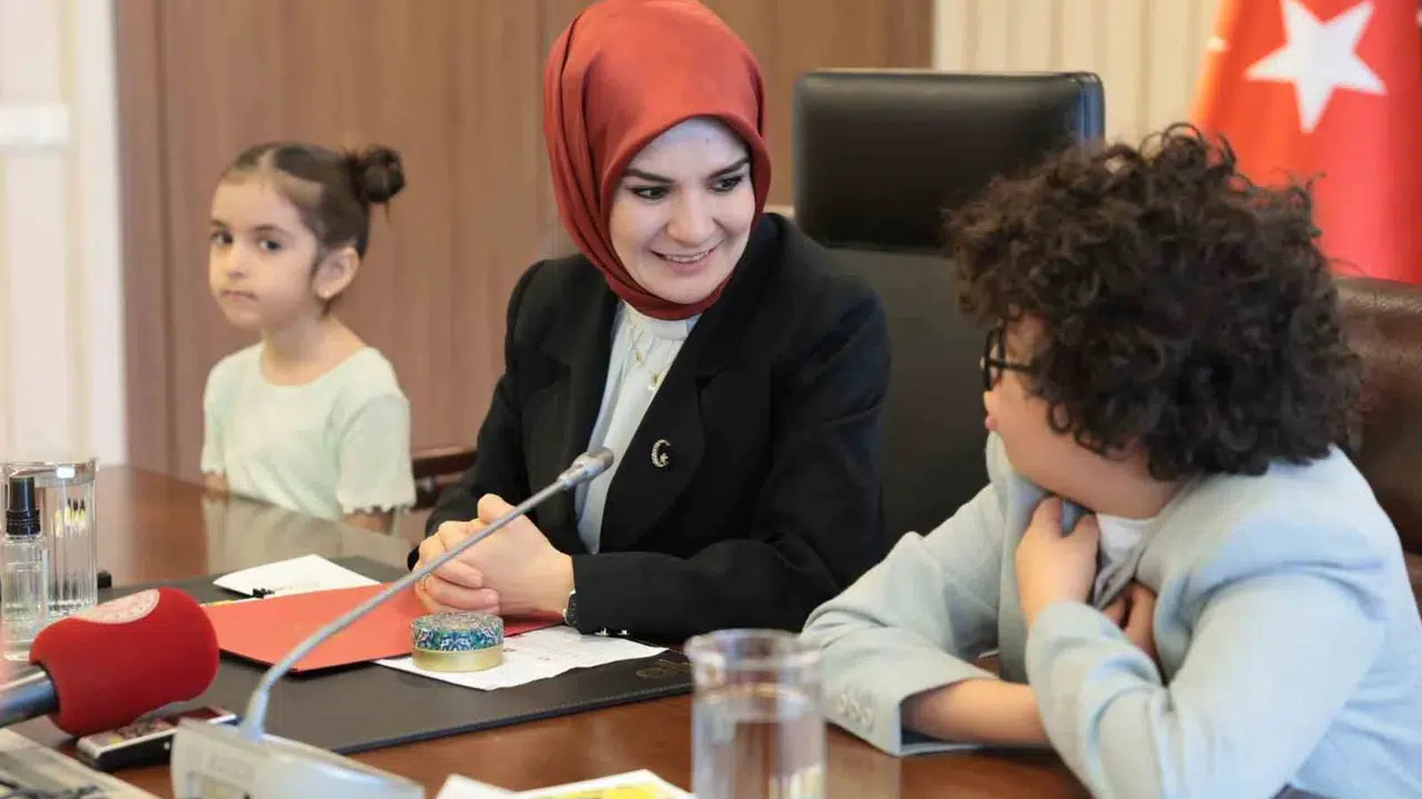 Bakan Göktaş'ın makamında renkli anlar: Geleceğin liderleri koltukları devraldı