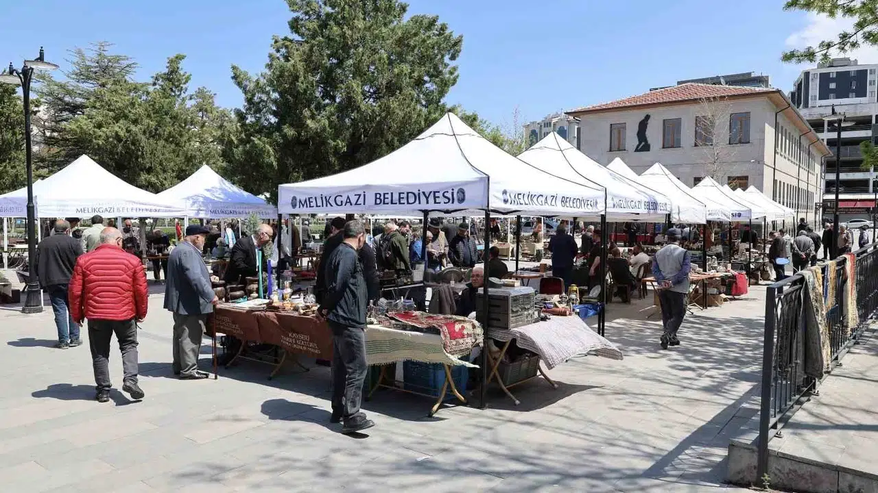 Geçmişe yolculuk Dedeman Parkı'nda başladı: Antika tutkunları bu pazarda buluştu