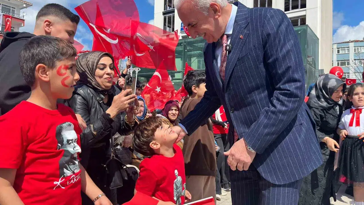 Ümraniye’de bayram havası: Minikler 23 Nisan coşkusunu meydanlarda doyasıya yaşadı