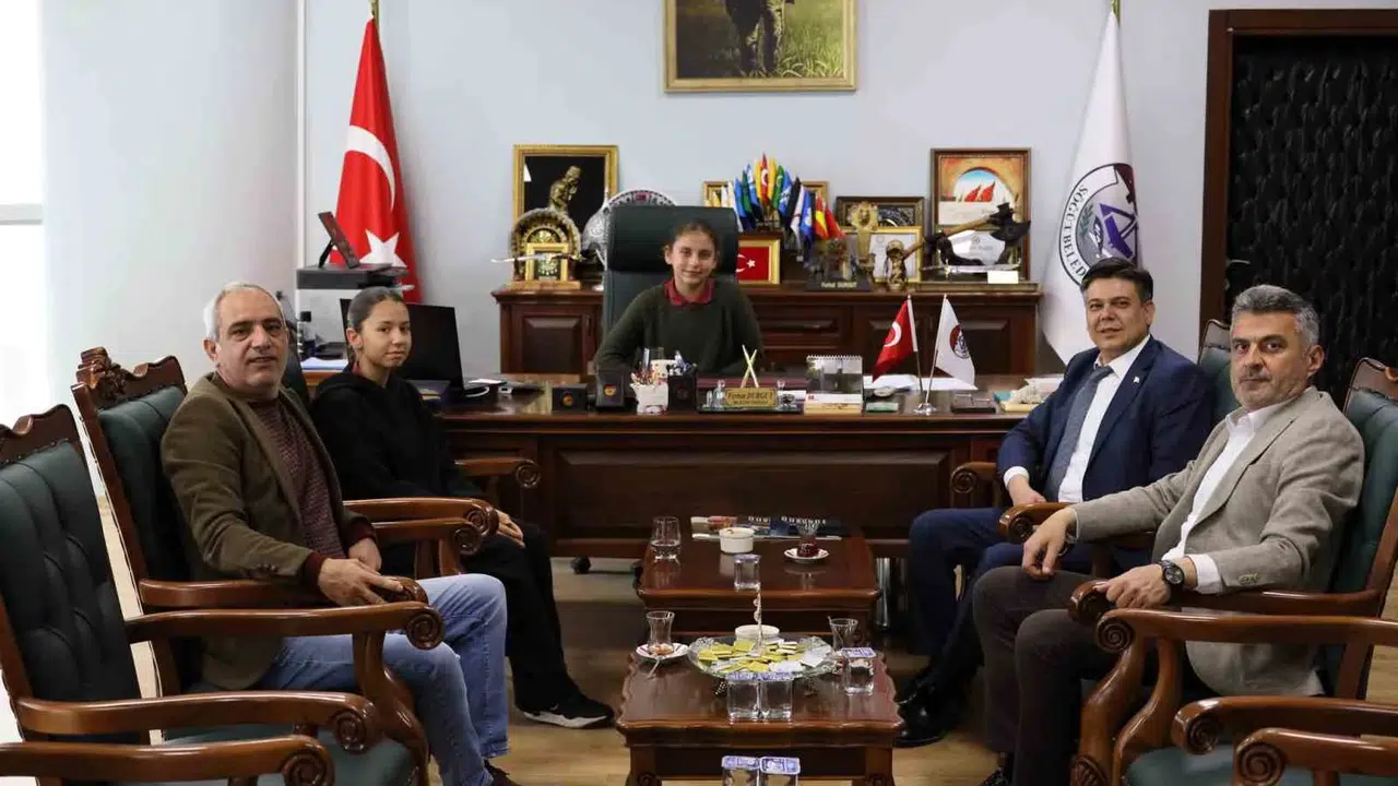 Söğüt’te 23 Nisan geleneği: Başkanlık koltuğuna oturan öğrenciler projeleri mercek altına aldı