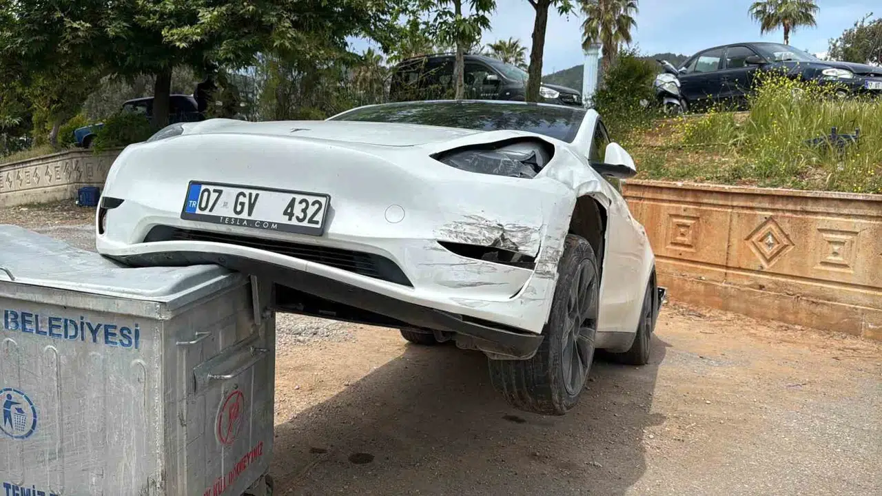 Gazipaşa’da korkunç kaza: Okul bahçesine uçan otomobil çöp kovasında asılı kaldı