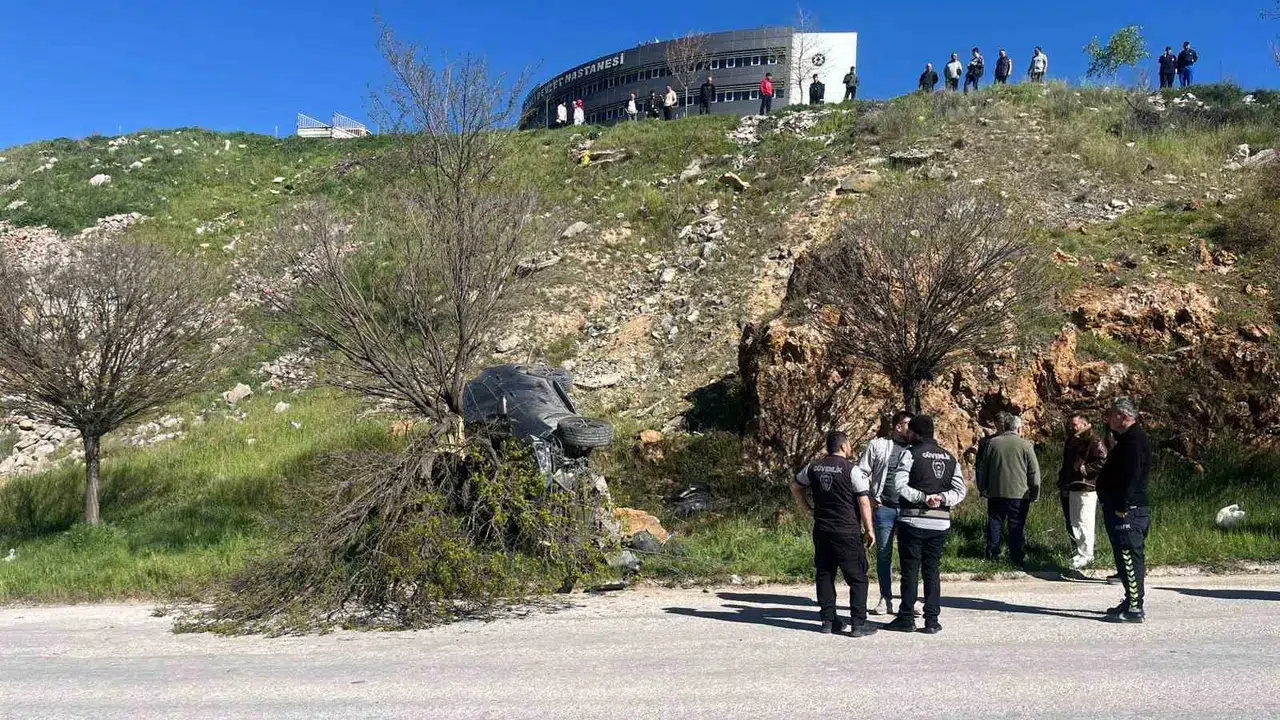 Hastane otoparkında korku dolu anlar: El frenini çekmeyi unuttu, otomobil uçuruma uçtu