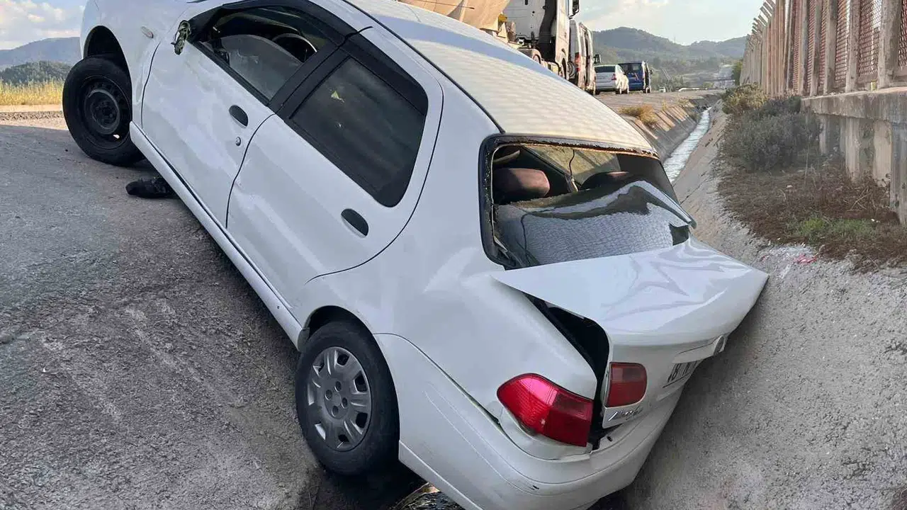 Yatağan-Milas yolunda korkutan kaza: Tırla çarpışan otomobil kanala uçtu