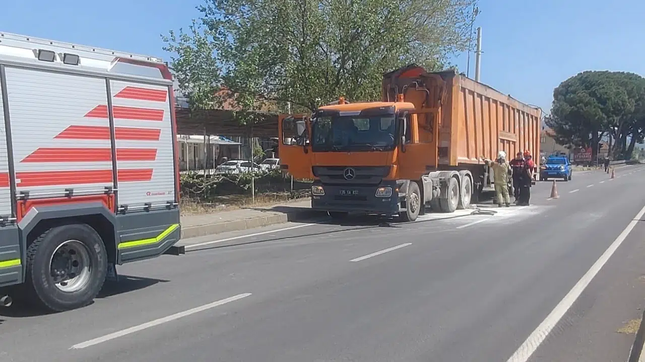 Bayındır’da korkutan yangın: Seyir halindeki kamyon bir anda alev topuna döndü