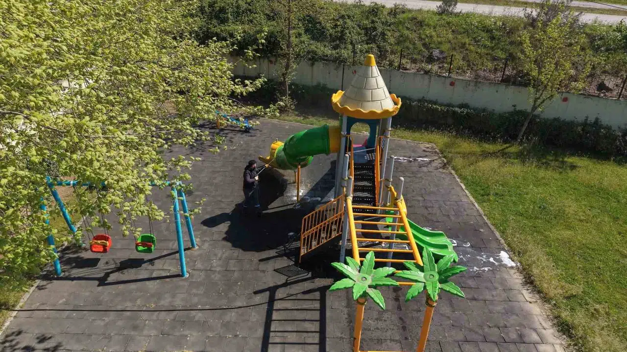 Miniklerin neşe kaynağı parklar pırıl pırıl: Çayırova’da hijyen seferberliği