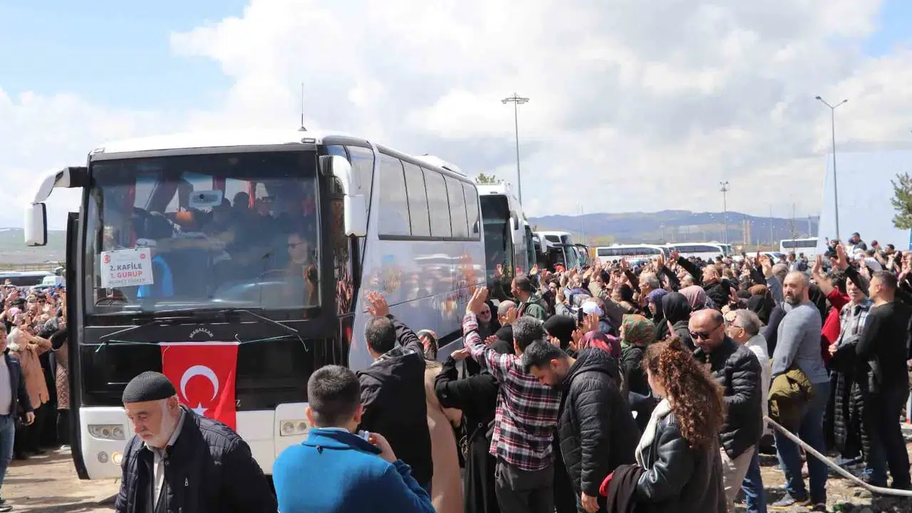 Sivas’ta kutsal yolculuk heyecanı: 312 hacı adayı gözyaşları ve dualarla uğurlandı