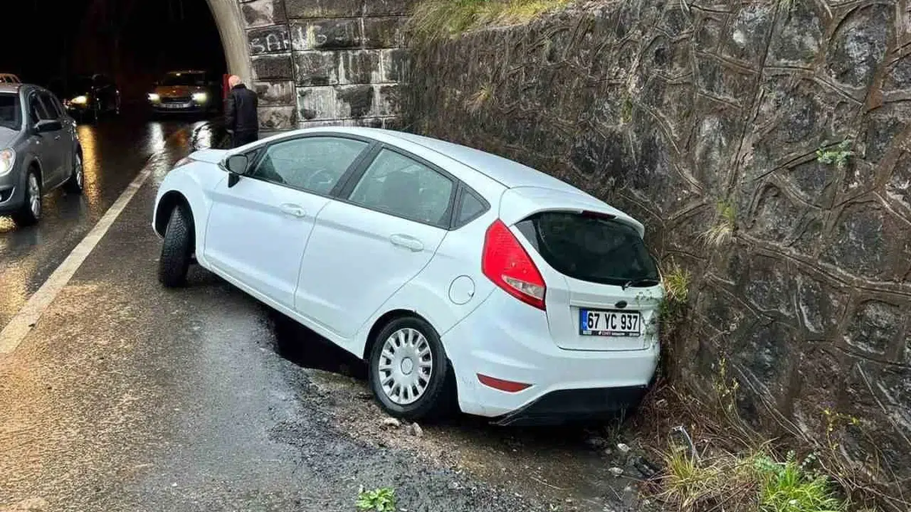 Zonguldak'ta korkutan kaza: Tünel çıkışında direksiyon hakimiyetini kaybetti