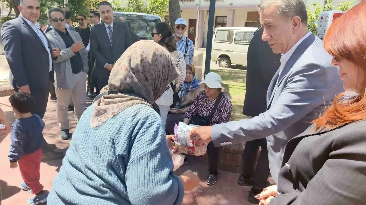 Protokol dinlemedi, belediye başkanına satış yaptı: Selma Teyze’nin ticaret azmi şaşırttı