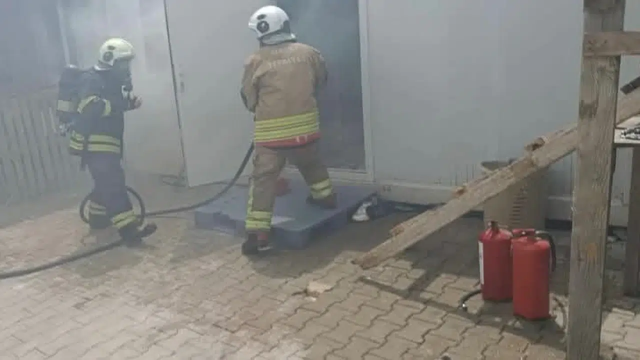 Antakya’da depremzedelerin yüreğini ağza getiren yangın: Yaşam alanı küle döndü