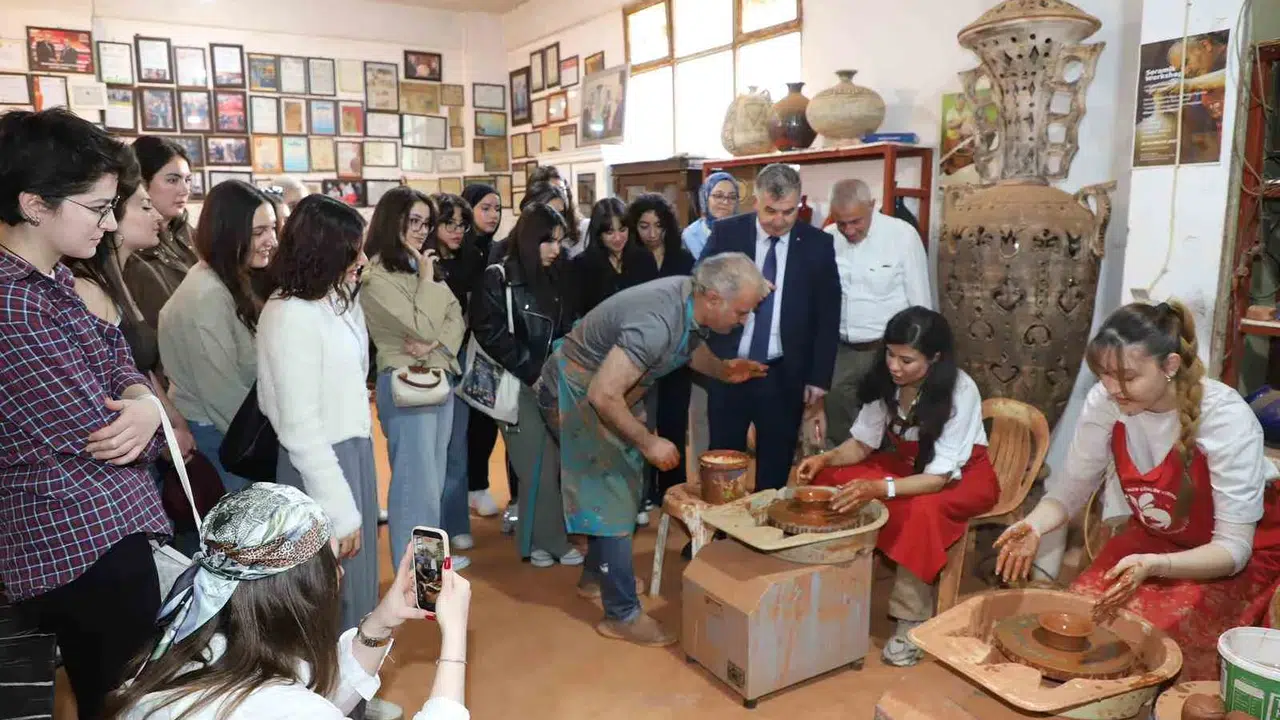 Tarihin izini süren gençler Menemen’de buluştu: 8 bin yıllık miras uygulamalı ders oldu