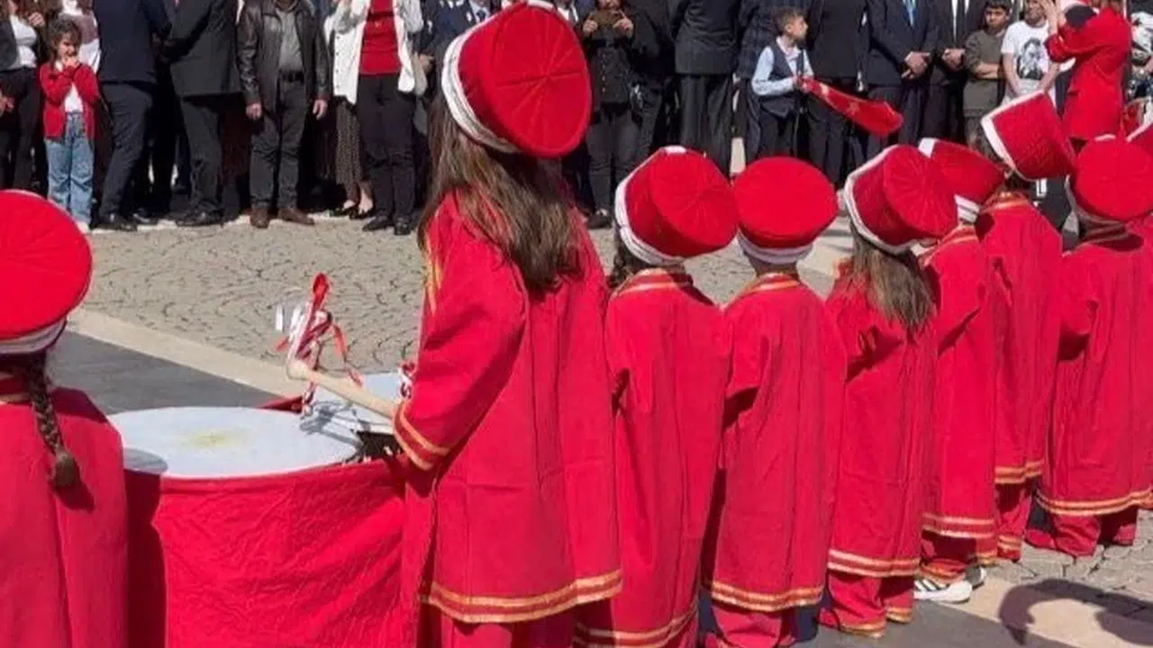 23 Nisan töreninde şaşırtan görüntü: CHP'li heyet mehter takımına sırtını döndü