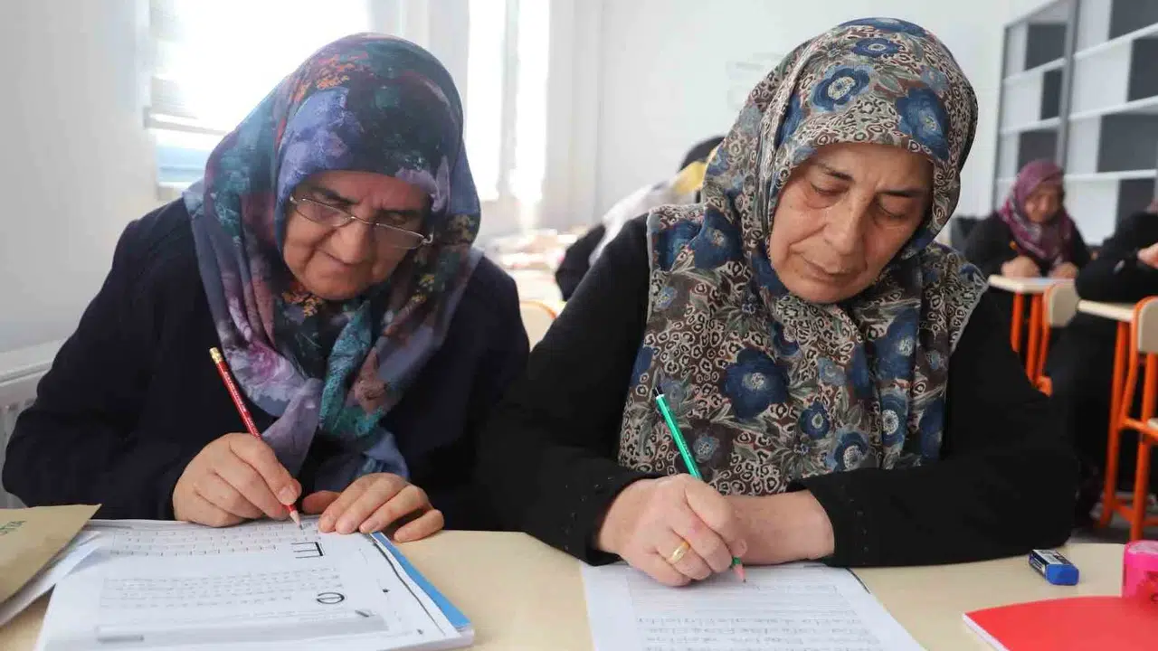 Okumanın yaşı yok: Battalgazi’de yılların hayali gerçeğe dönüşüyor