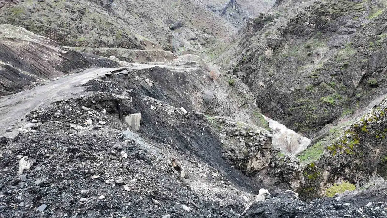 Şırnak’ta doğa alarm veriyor: Dağlar yerinden oynadı, 5 köy yolu tehlike altında