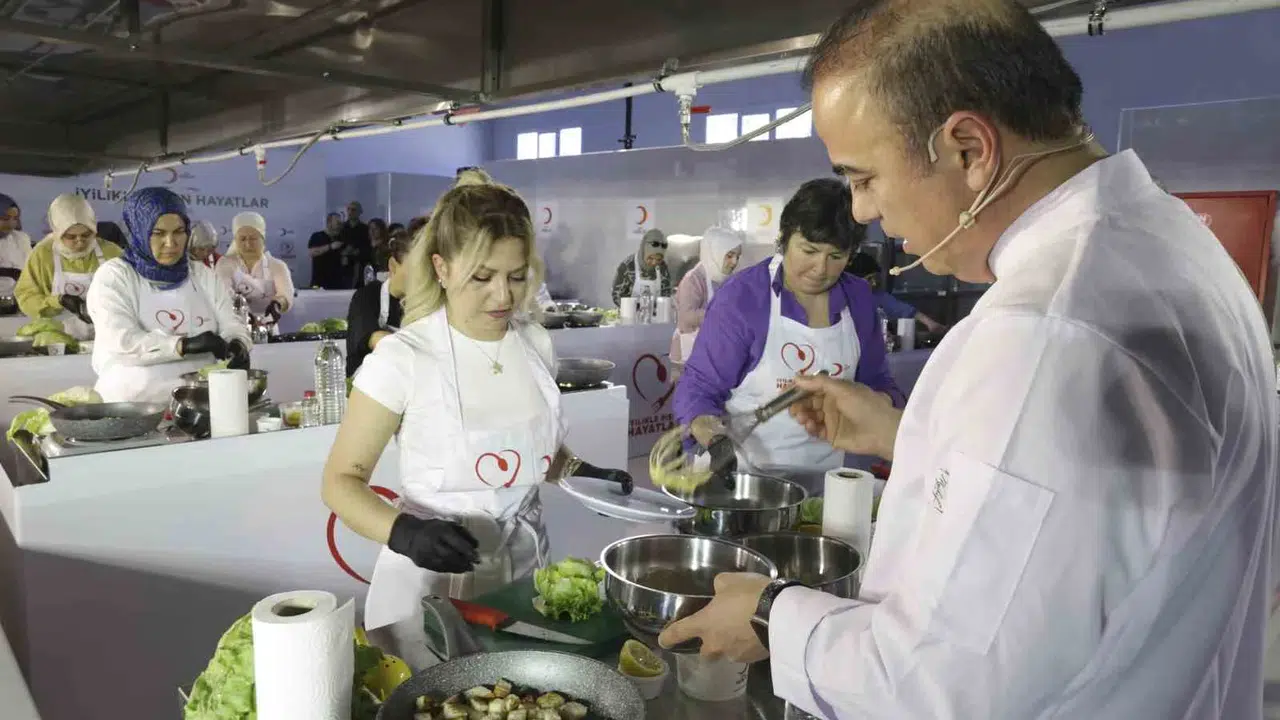 Depremzede kadınlar mutfakta yeni bir hayata adım attı: Ünlü şeflerden gastronomi dersi