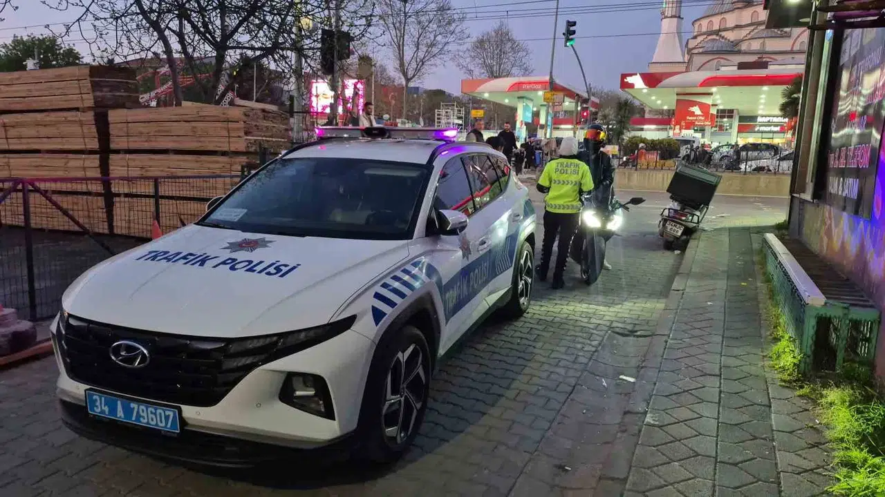 Sultangazi’de dehşet anları: Yola fırlayan yayaya motosiklet böyle çarptı