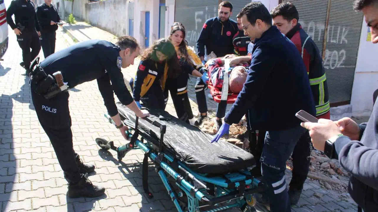Aydın'da korku dolu anlar: Balkon büyük bir gürültüyle çöktü, 2 kişi beton zemine çakıldı