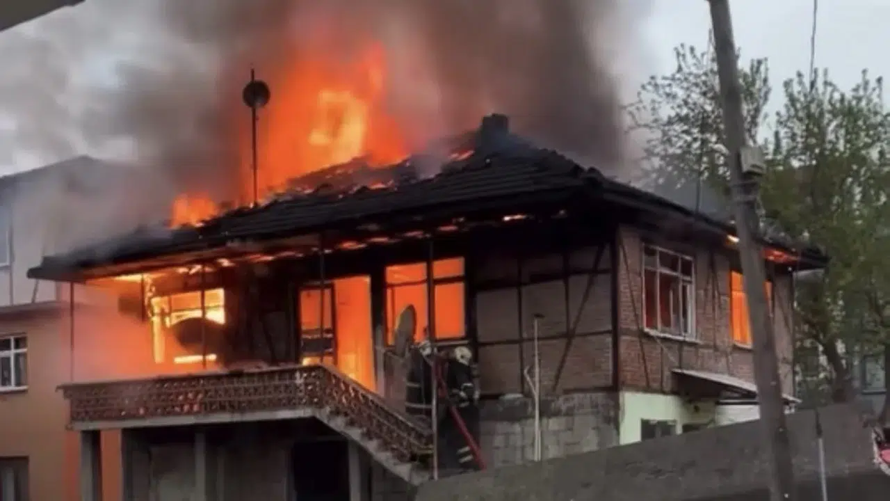 Düzce'de geceyi aydınlatan kabus: İki katlı evden geriye sadece küller kaldı