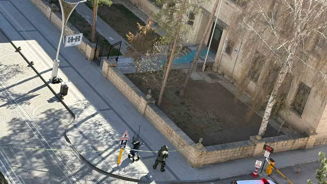 Bayburt'ta şüpheli paket alarmı: Fünye ile patlatıldı, içinden çıkanlar şaşırttı