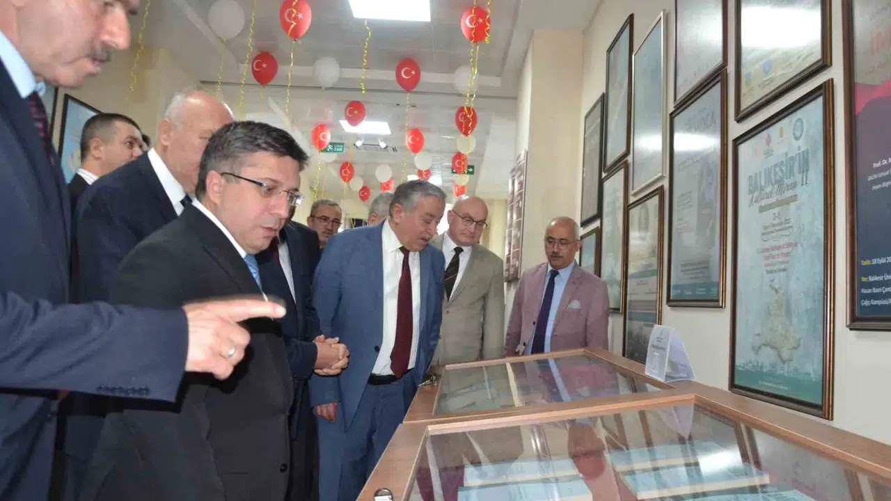 Çizgileriyle gönüllere dokunan usta isme büyük onur: BAÜN İlahiyat’ta Hasan Aycın izleri