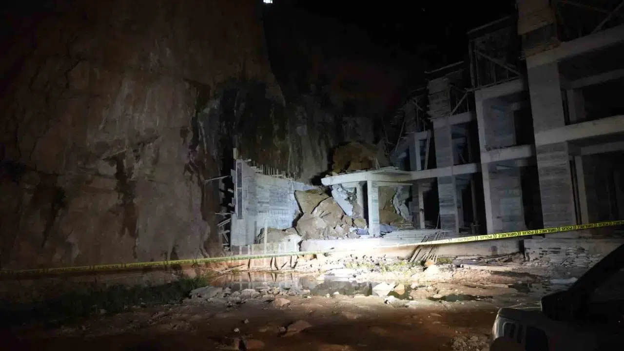 Gümüşhane'de gece yarısı korku dolu anlar: Yamaçtan kopan dev kayalar inşaatı yerle bir etti